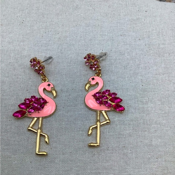 🎄🎄Pretty Enamel Flamingo Pink Pierced Earrings - Picture 2 of 2